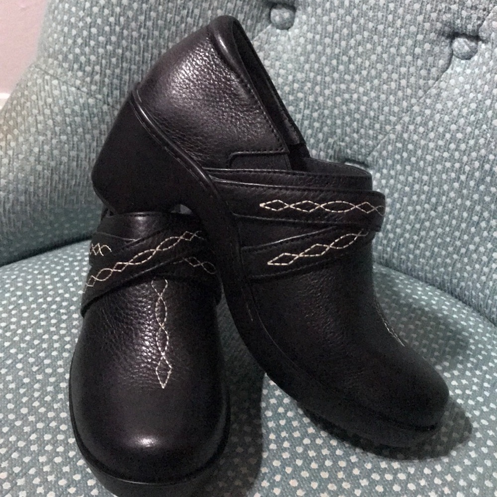 Ariat Leather Embroidered Clogs Shoes 7 NEW